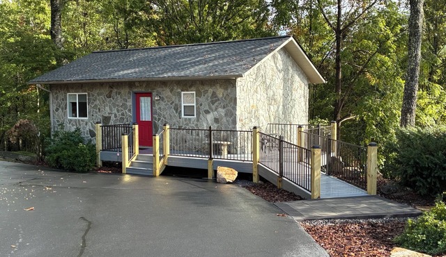 1.2 miles to John C. Campbell Folk School/Cozy and private mountain get-away!