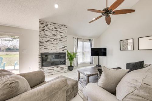1 Mi to Lake Jacksonville: Pet-Friendly Home