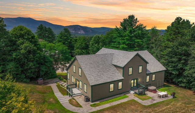 10 Locust Lane | Sleeps 32, Pool, Hot Tub, 15 BDRM