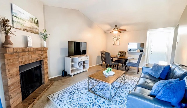 10 Min to Downtown - Pet-friendly, TV with Parking