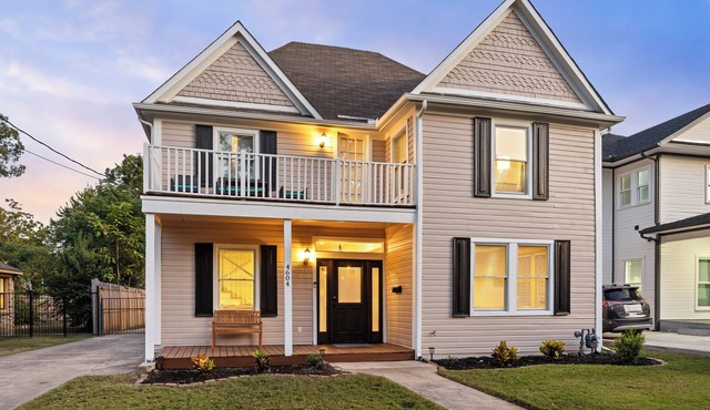 11 Beds, Sleeps 12, 2 Mi to Downtown Dallas