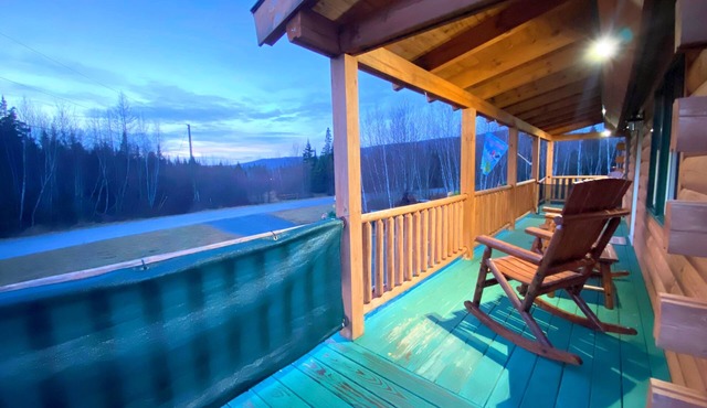 136MD modern log cabin with AC: less than 10 minutes from Bretton Woods! POOL PASSES!