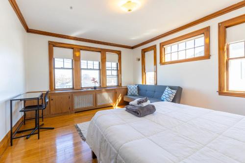 152 Quite & Bright & Spacious Apt in Brighton