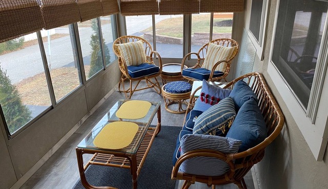 15A Great Location! 5 min Walk to Beach/Pier-Cottage Sleeps 6;12 w/back unit
