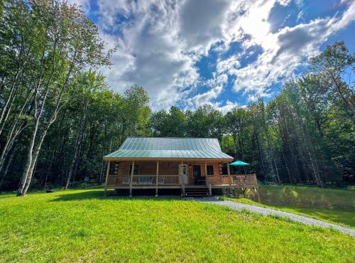 18HA Log home close to Franconia Notch privacy fire pit wifi pool gym passes