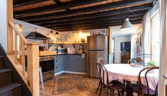 1900’s farmhouse, hot tub & fireplace
