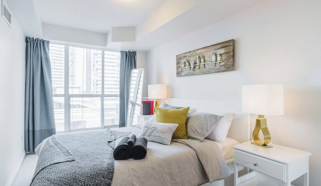 1BR+Den Downtown - Steps from CN Tower, Rogers Centre, TIFF & More