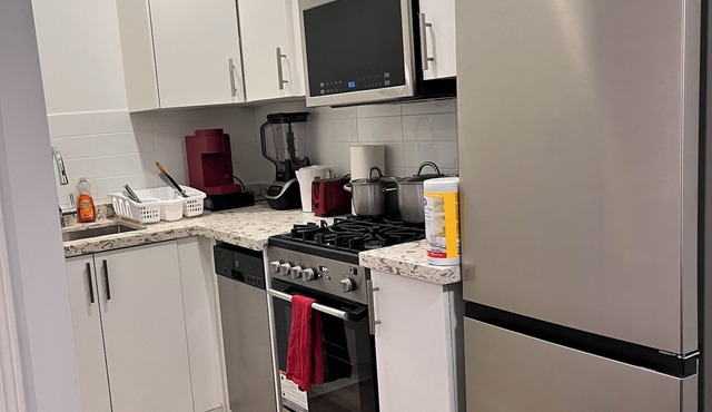 1st Floor Studio Unit Near Hamilton Airport, Mohawk College, St. Joe’s Hospital in Hamilton