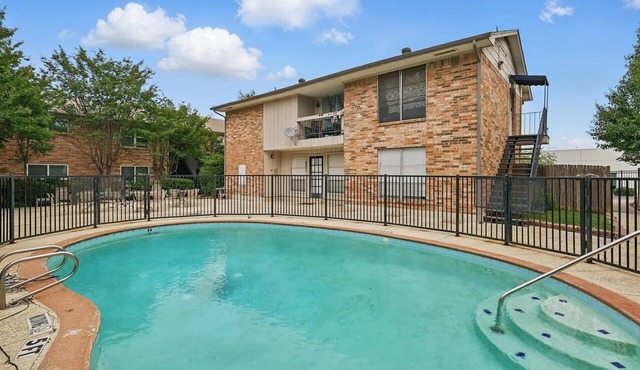 2-BD/2-BA Apartment w Pool & Patio
