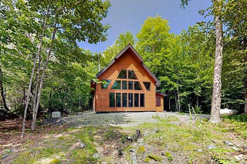 2 beautifully designed, off-the-grid homes with amazing lakefront views & access