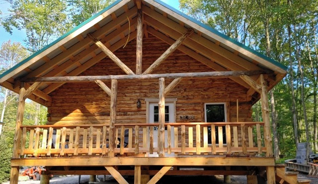 2 bed +2 bath cabin +Wi-Fi + deck +fire pit + kitchen