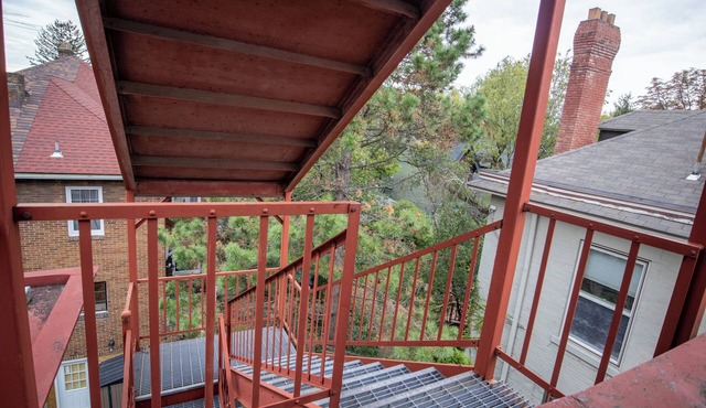 2-bedroom apartment close to downtown Pittsburgh with AC for relaxing stays