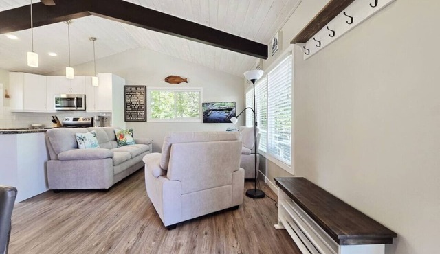 2 Bedroom Cabin Steps from the Beach