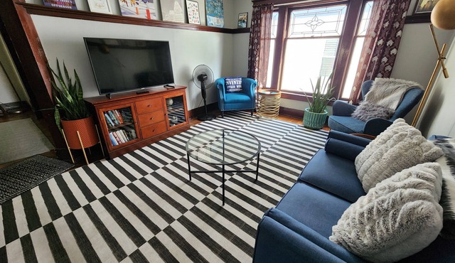 2 bedroom Historic Apt between downtown and the Stadium. Go Bills!