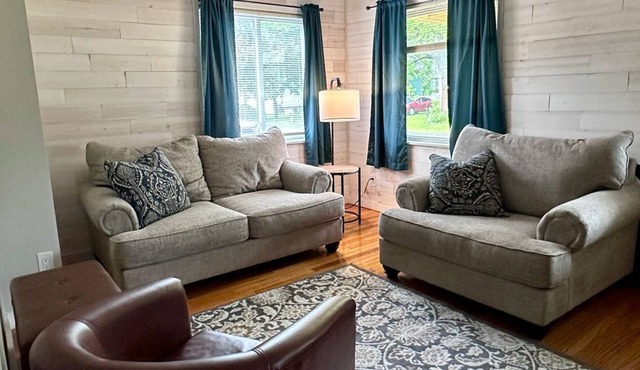 2-bedroom house in Glens Falls 8 Minutes From Lake George