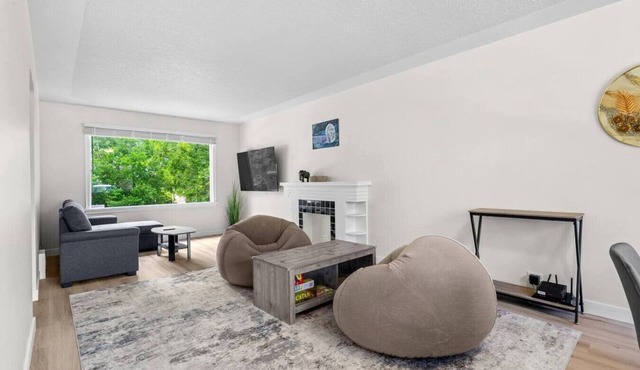 2 Bedroom + Pull out Sofa | Min to UofC