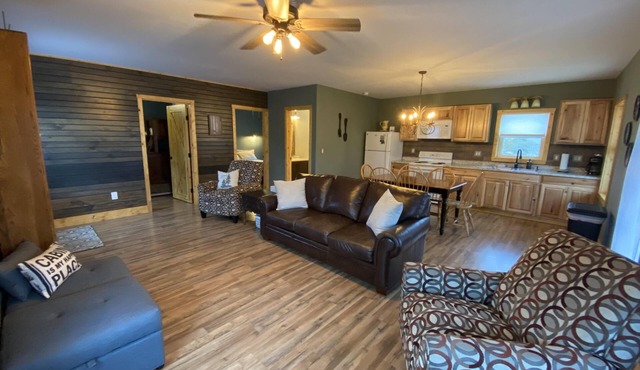 2 Bedroom w/King, 1 Bath across from Visitors Center- 4-Night Stay Discounts