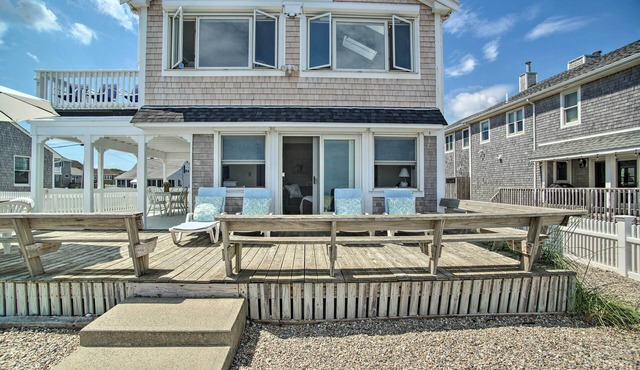 2 Decks + Beach Access: Oceanfront Getaway!