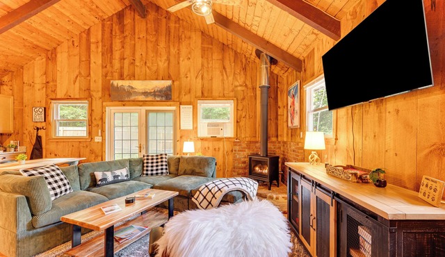 2 Mi to Conway: Cozy Cabin w/Grill & Yard!