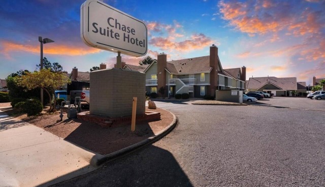 2 Spacious Suites – Pool, Free Breakfast & Full Kitchen