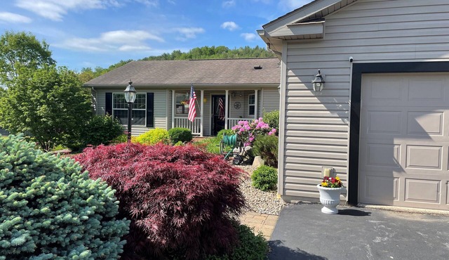 20 minutes from Penn State! Private entrance, cozy living space.