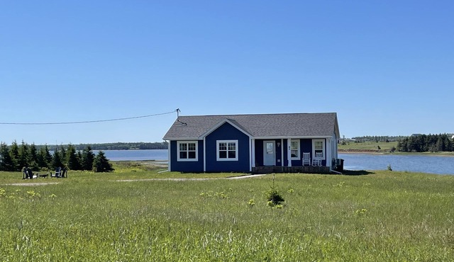20% off August dates - Only a 5 Minute Walk From Beautiful North Shore Beach