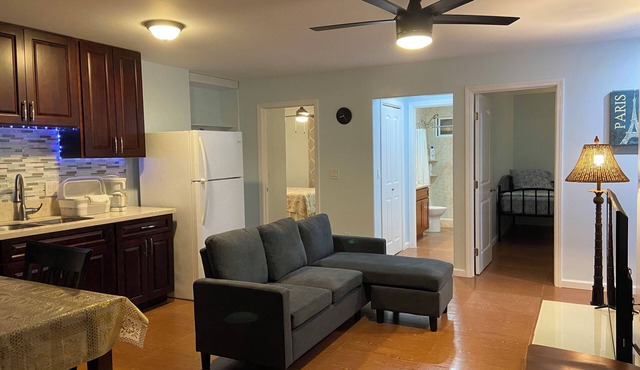 2bedrm/1bathrm, near shopping center and freeway