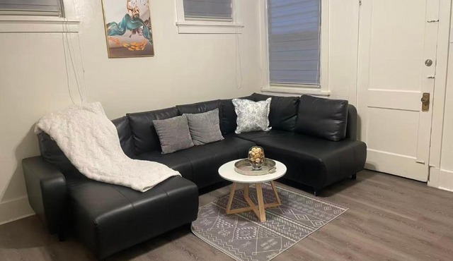 2BR 2 King Beds - Free Parking - Near Bakery Square and Universities
