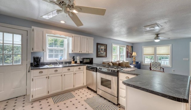2BR country home in scenic Trackrock area of Blairsville! Dog-friendly