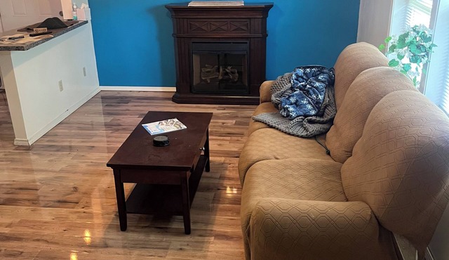 2nd story in-law w/private entrance, specialty bed, cable, 2 tv's.Full kitchen