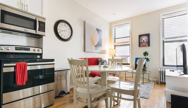 3 BED 2 BATH Williamsburg Brooklyn APARTMENT in Classic Brick Townhouse
