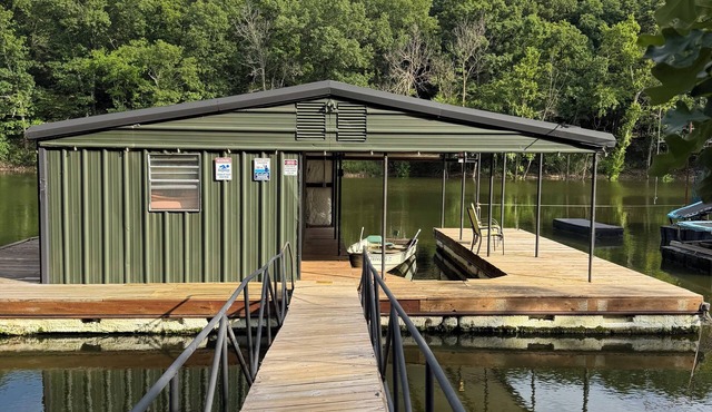 3+bed 3 bath w/2 slip covered dock,on a cove in Duck Creek parking for trailers