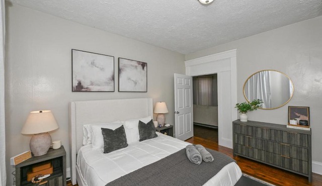 3 Bed Spacious 1st Floor Apt at Tremont