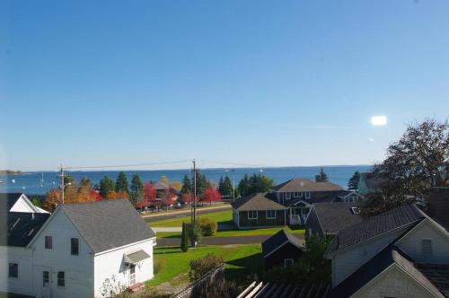 3 bedroom 2 1/2 bath apartment with views of Rocklan