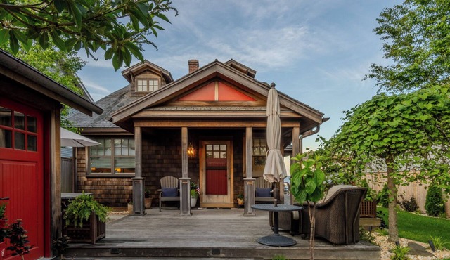 3 bedroom, 2 full bathroom water view and ocean front property. Outdoor kitchen and lounge chairs.