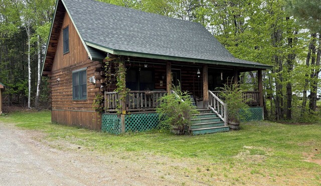 3-bedroom cabin in heart of Greenville, WiFi, Roku, & snowmobile from driveway!