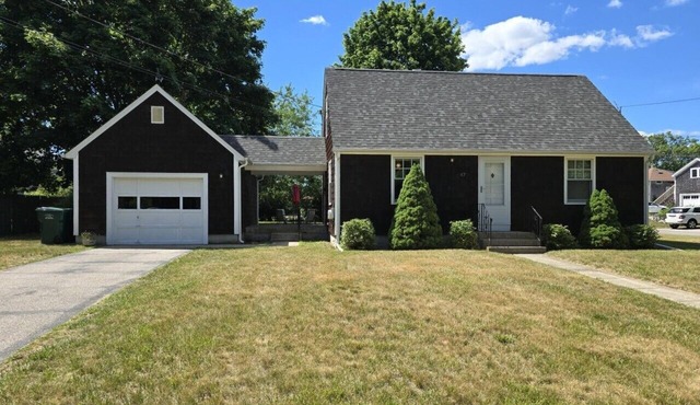 3 Bedroom cottage just blocks from the beach