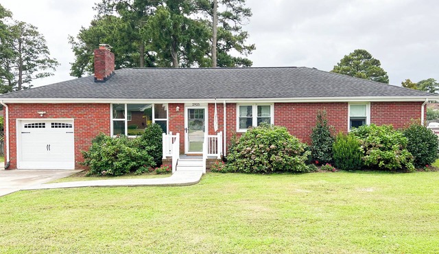 3-bedroom house in delightful Virginia Beach with WiFi, AC, fitness room