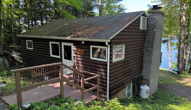 3 Bedroom Lakefront cabin - no crossing the road to get to the lake!