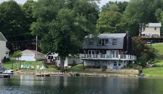 3 Bedroom Lakefront Home with Hot Tub & Fireplace