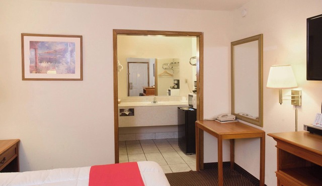 3 Charming Couple’s Rooms – Near Parks, Dining & Local Gems!