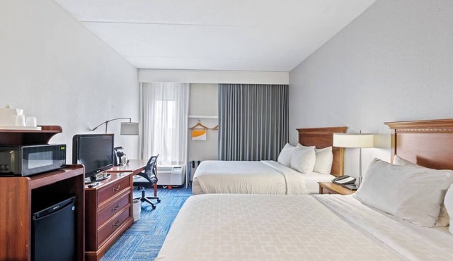 3 Stylish Rooms with Free Continental Breakfast Near Da Vinci Science Center