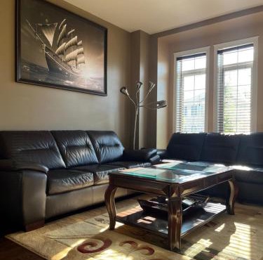 3300 SqFt - Modern and Comfort - 3 BDRM Getaway - Relax - Unwind - Explore - Near Toronto Pearson Airport & Toronto Downtown
