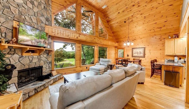 3BR Helen cabin with hot tub, mountain views, fireplace, and near downtown.