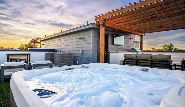 3BR Townhome~Rooftop Hot Tub~Skyline Views~Dallas