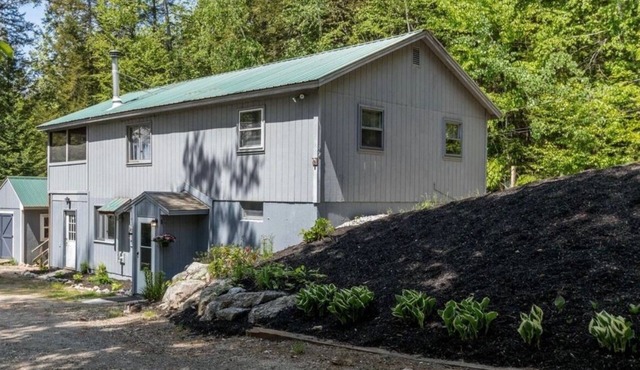 4 bedroom house with Hot Tub, close to skiing and Moose Pond