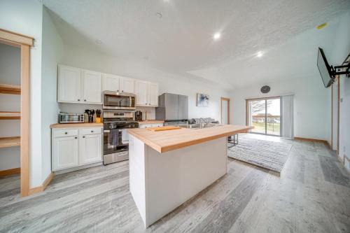4 Mi to Lake Erie Access: Condo on the Greens