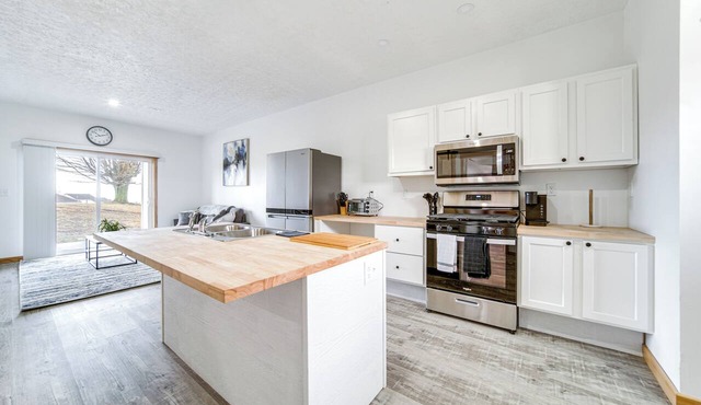 4 Mi to Lake Erie: Condo in Golf Community
