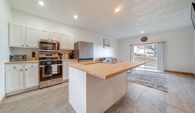 4 Mi to Lake: Golf-View Erie Condo w/Porch