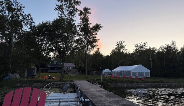 5-Acre Waterfront Cottage w/sauna, indoor swimming pool & Hot Tub at lake Scugog